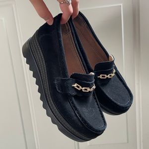 DARK ACADEMIA PLATFORM LOAFER W/GOLD DETAILING